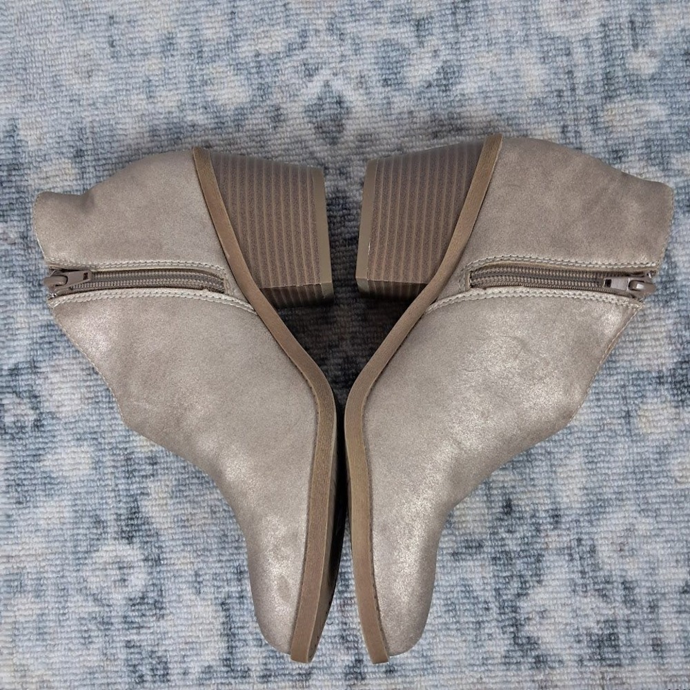 NWOT JELLYPOP 6.5 Kelly Beige Gold Glitter Ankle‎ Booties Faux Suede Wooden Heel - Picture 2 of 8